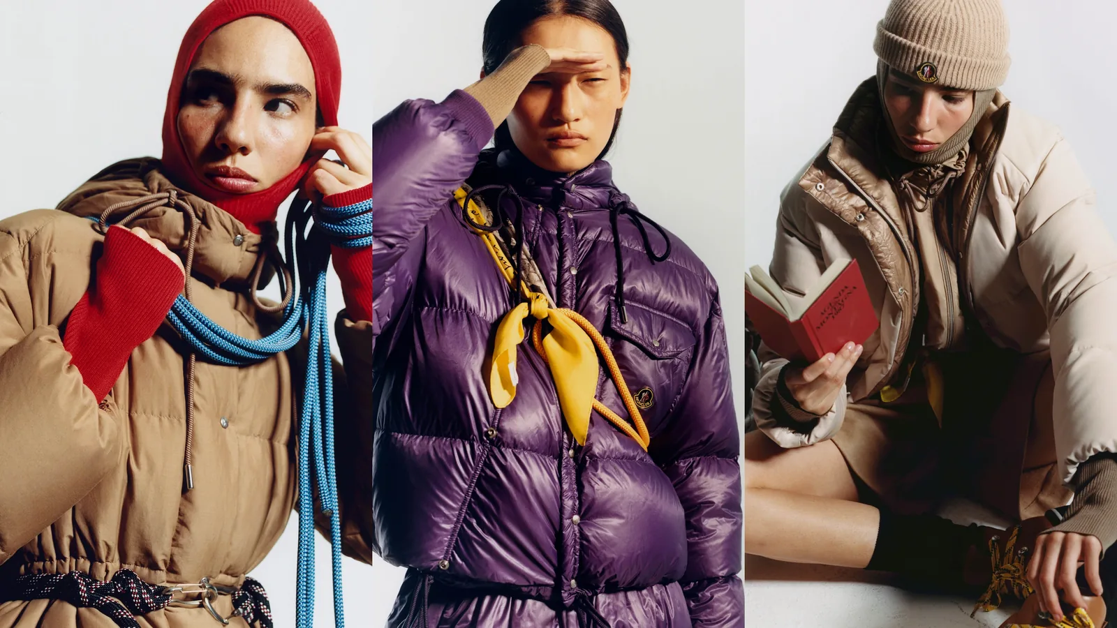 Moncler Re/Icons 2026: tres looks juntos, la Himalaya en camel con pasamontañas rojo, la Karakorum en morado con pañuelo amarillo y la Verone en beige con gorro