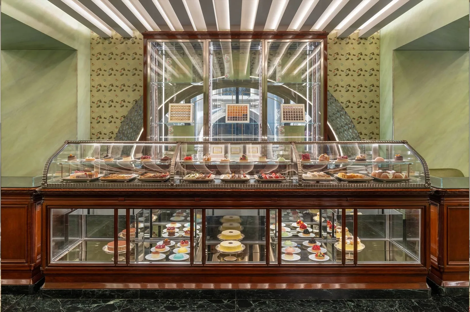 Prada Galleria: mostrador de pasteles de la pastelería Marchesi 1824 con vitrinas de cristal y madera oscura