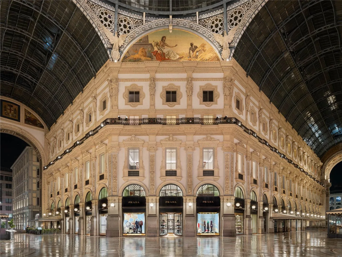 Prada Galleria: el octógono de la Galería Vittorio Emanuele II de Milán de noche, con escaparates iluminados bajo la cúpula de cristal