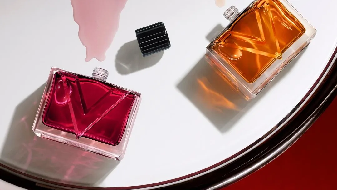 Valentino Vendetta: frascos de Vendetta Donna en rojo intenso y Vendetta Uomo en color coñac tumbados sobre una bandeja blanca junto a sus tapones