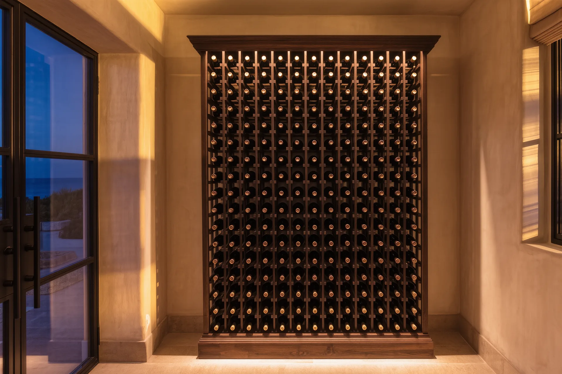 Botellero de madera oscura con hileras de vino iluminadas suavemente en una bodega doméstica