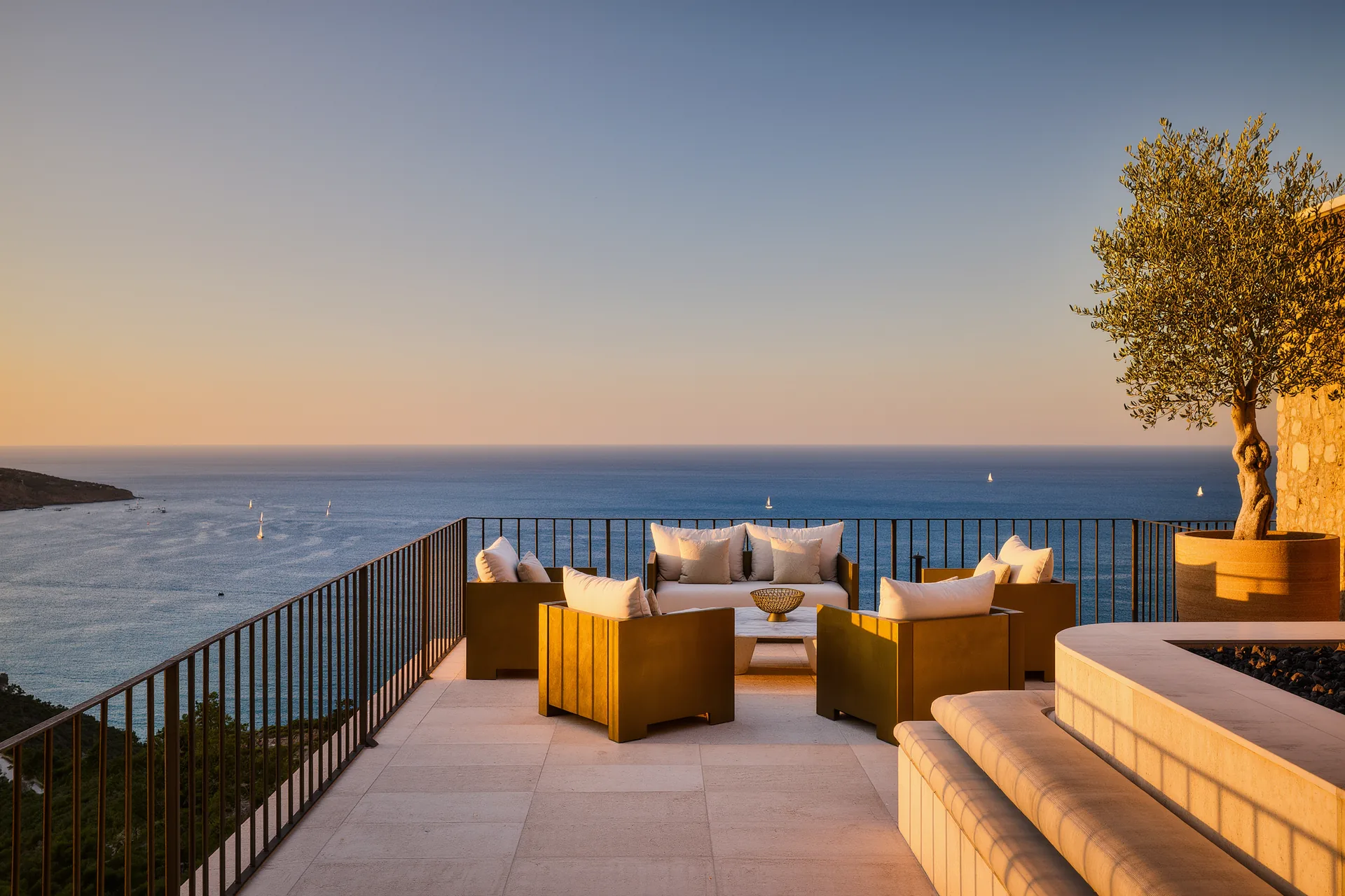 Terraza de una suite de hotel de lujo al atardecer con vistas al mar Mediterráneo