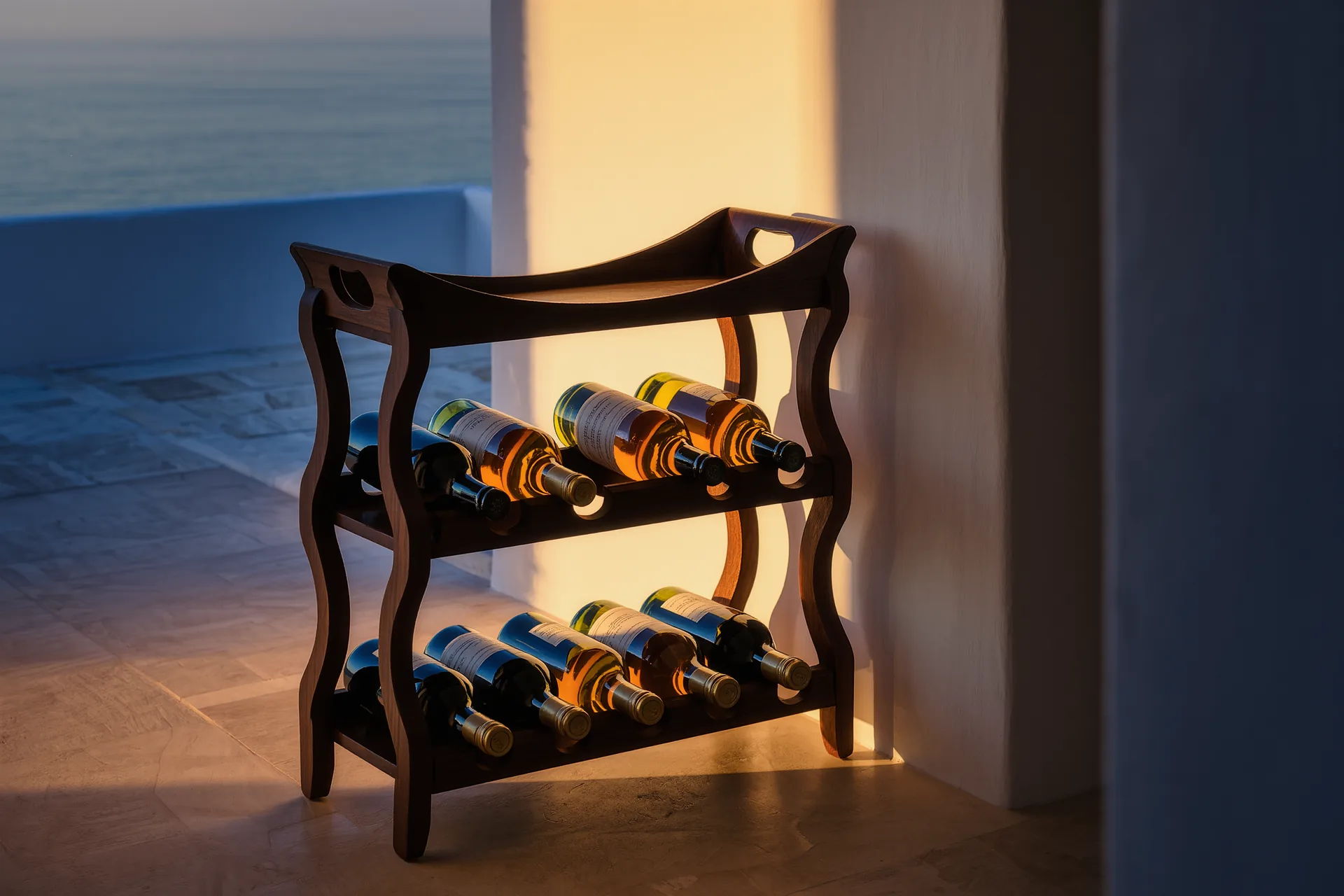 Botellero de madera oscura con botellas de vino reposando en horizontal en un rincón en penumbra de una vivienda